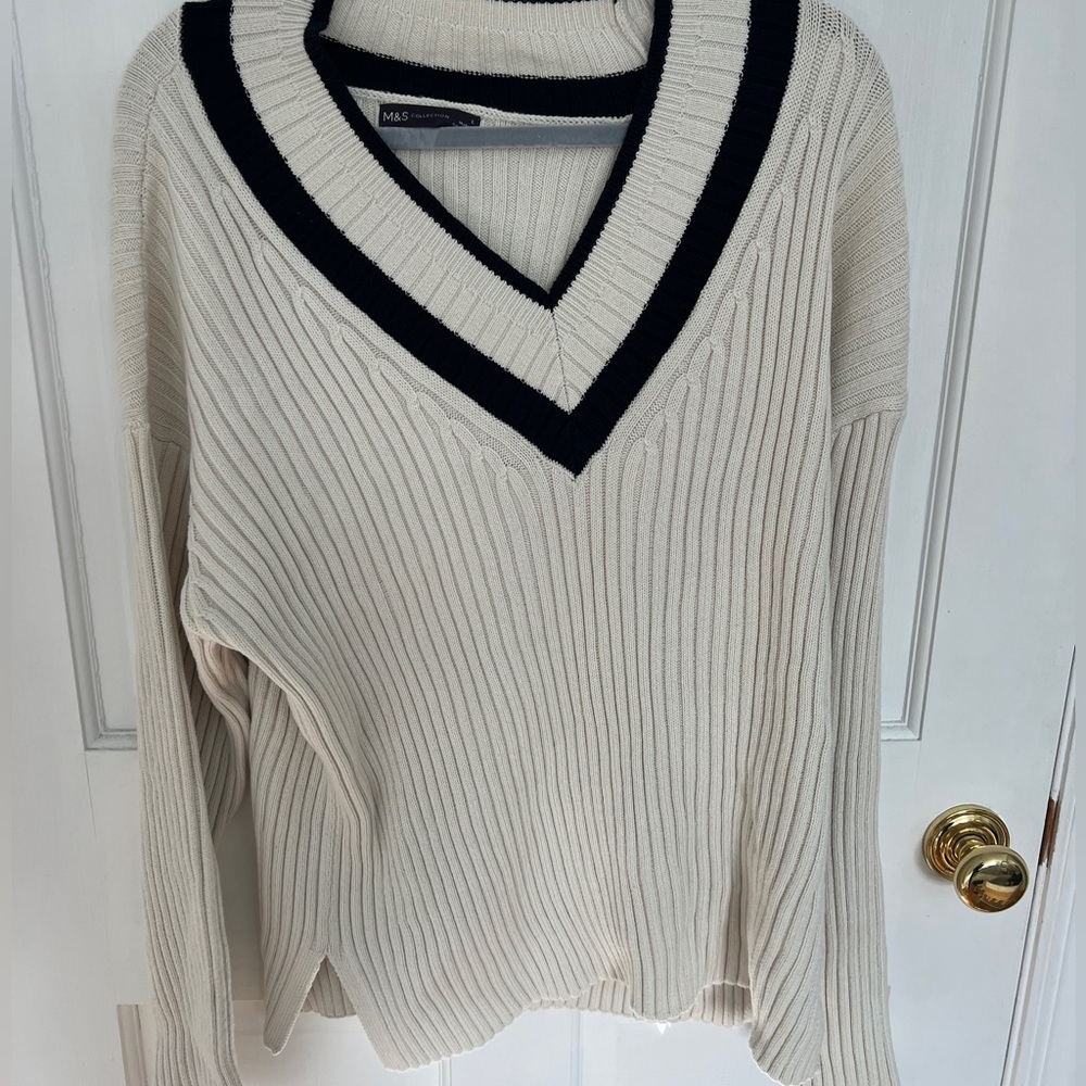 soft and comfy v neck sweater🧵
